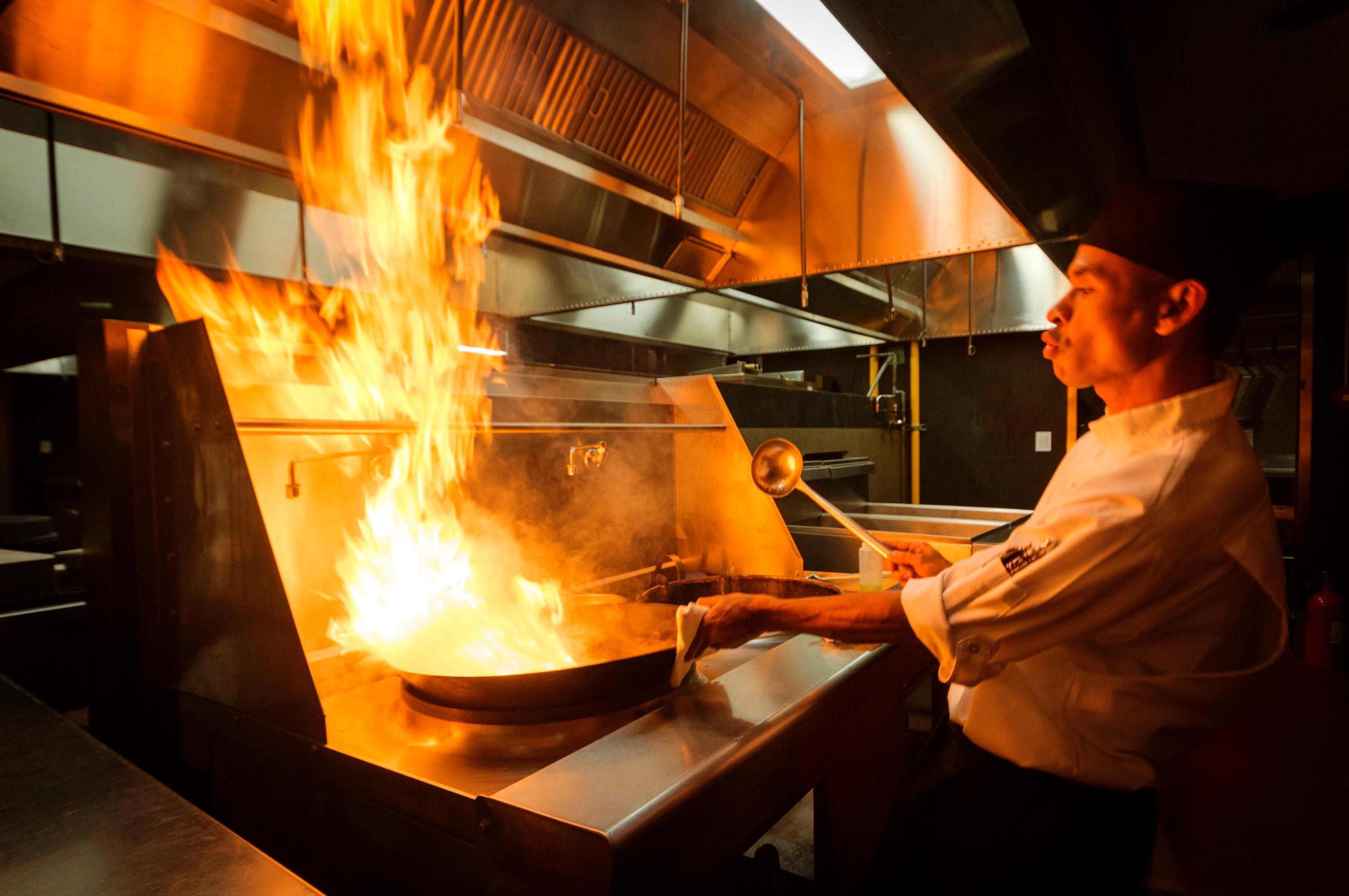 فندق بلاسيو موندو إمبريال أكابولكو المظهر الخارجي الصورة A chef cooking with a flaming skillet