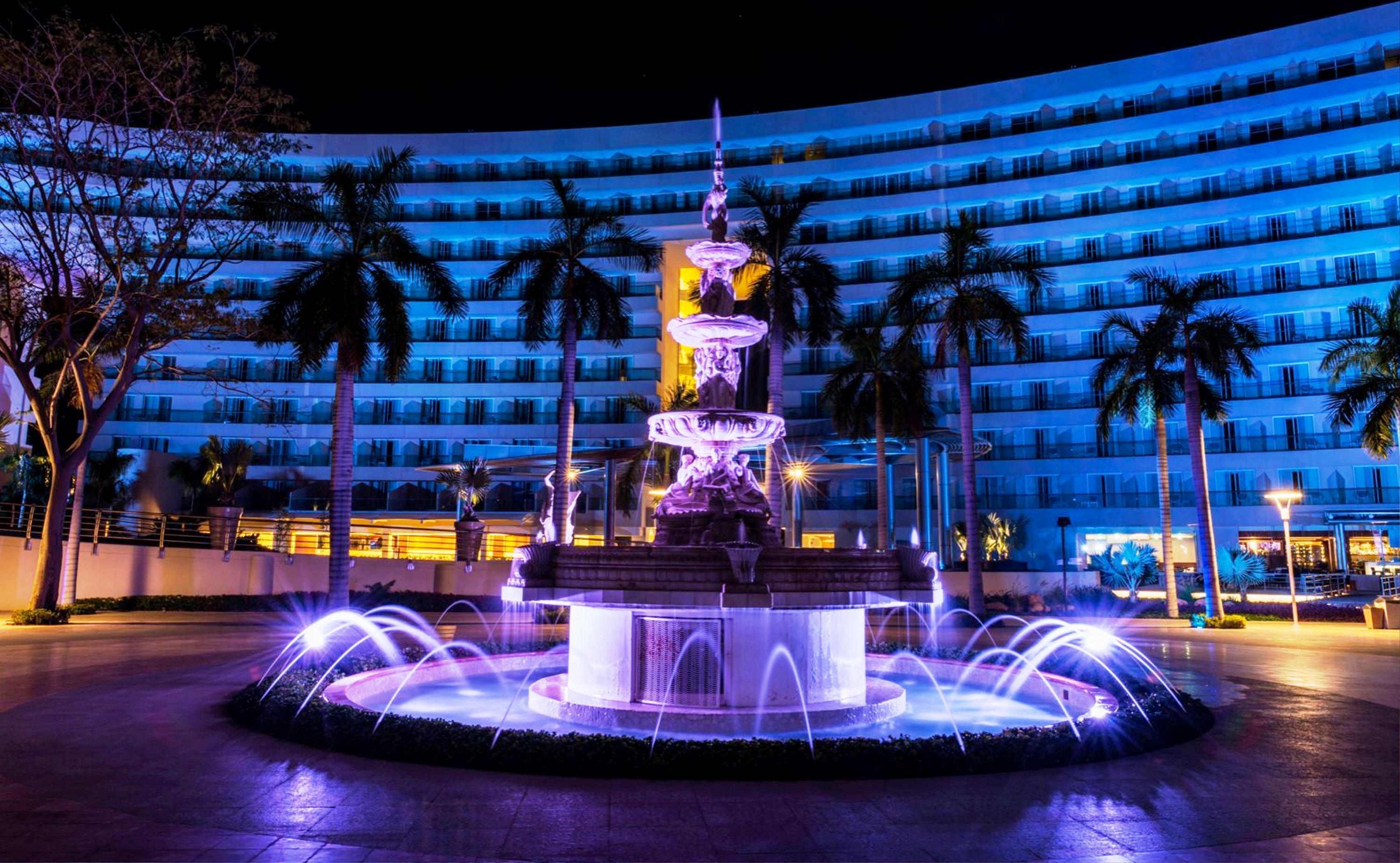 فندق بلاسيو موندو إمبريال أكابولكو المظهر الخارجي الصورة Fountain at the Royal Plaza Hotel