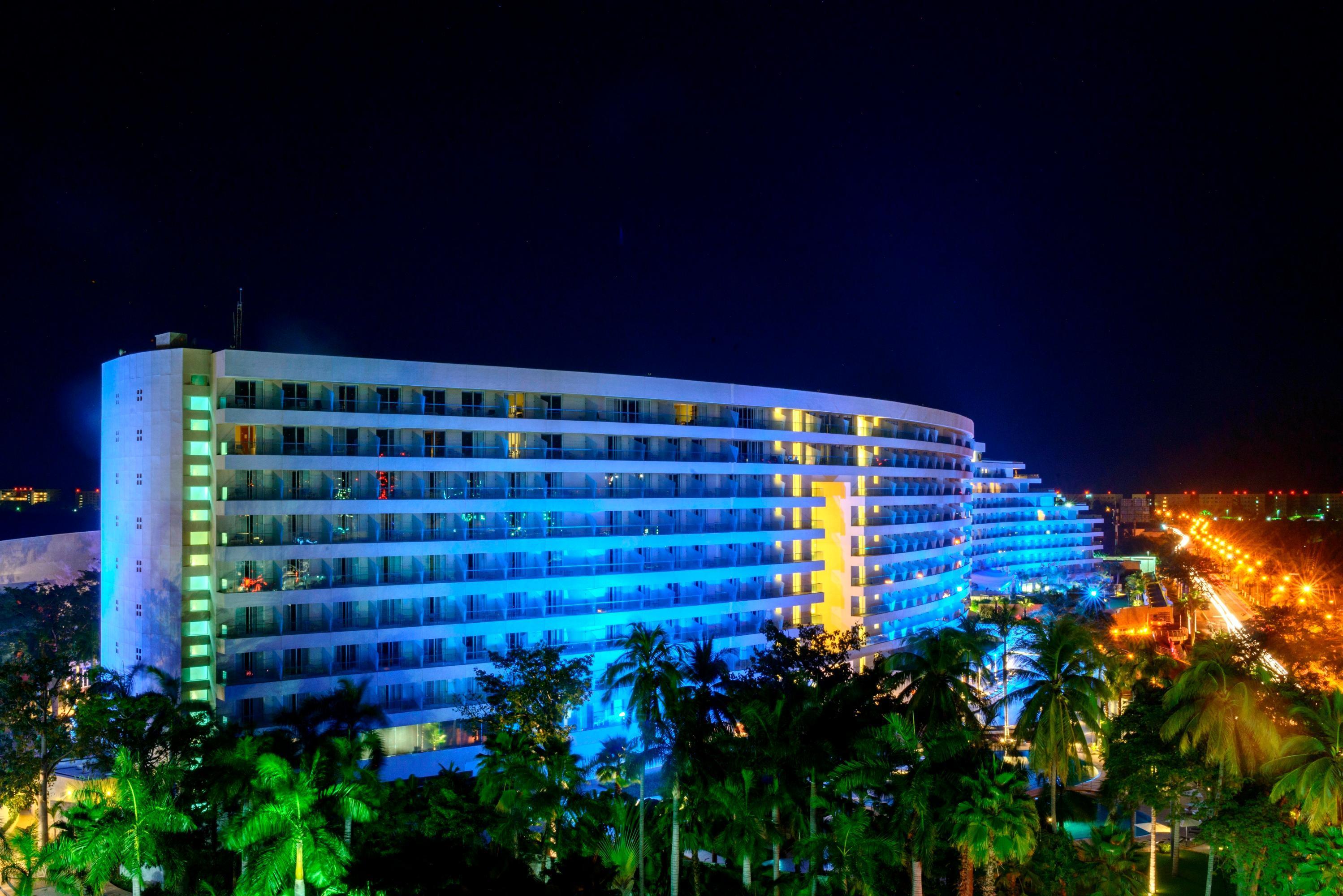 فندق بلاسيو موندو إمبريال أكابولكو المظهر الخارجي الصورة The hotel at night