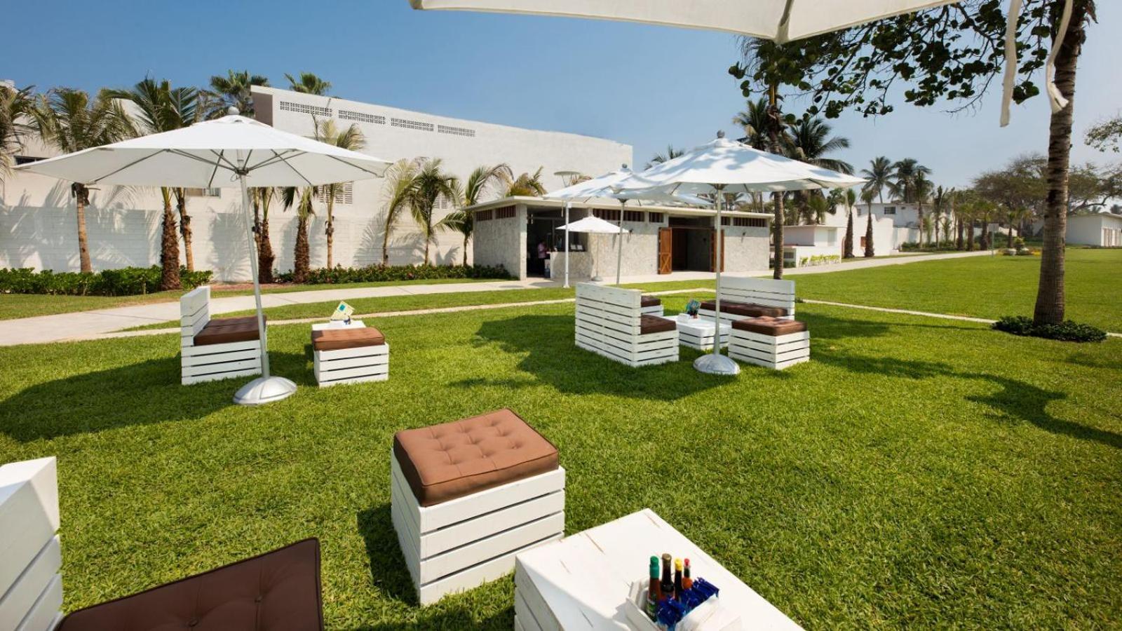 فندق بلاسيو موندو إمبريال أكابولكو المظهر الخارجي الصورة The lawn at the Jumeirah Beach Hotel