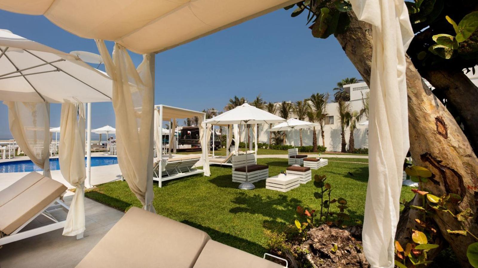 فندق بلاسيو موندو إمبريال أكابولكو المظهر الخارجي الصورة The resort's pool area