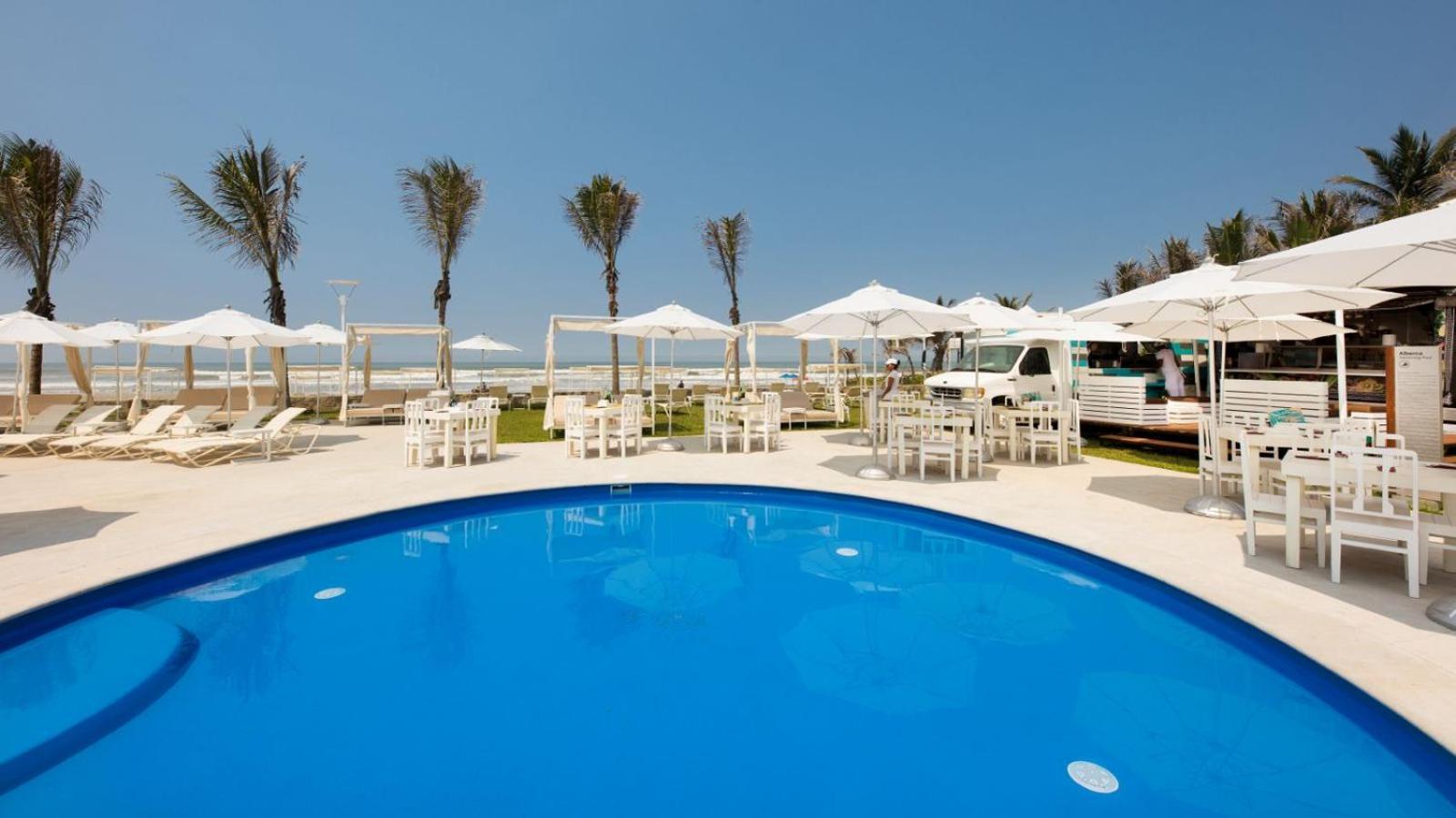 فندق بلاسيو موندو إمبريال أكابولكو المظهر الخارجي الصورة The beach at the Jumeirah Beach Hotel